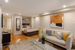 Tabla de planchar con plancha, wifi gratis y ropa de cama 