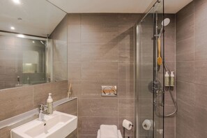 Ducha, secador de pelo, toallas