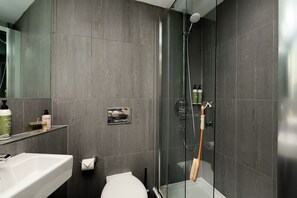 シャワー、ヘアドライヤー、タオル