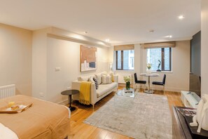 Tabla de planchar con plancha, wifi gratis y ropa de cama 