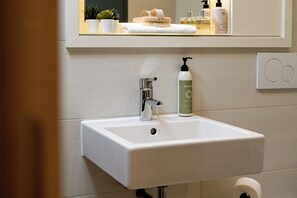 Een haardroger, handdoeken, shampoo