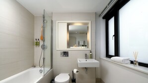 Un baño moderno con bañera, inodoro y lavamanos.
