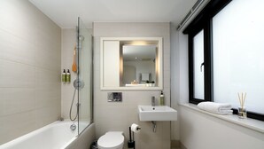 Un baño moderno con bañera, inodoro y lavamanos.
