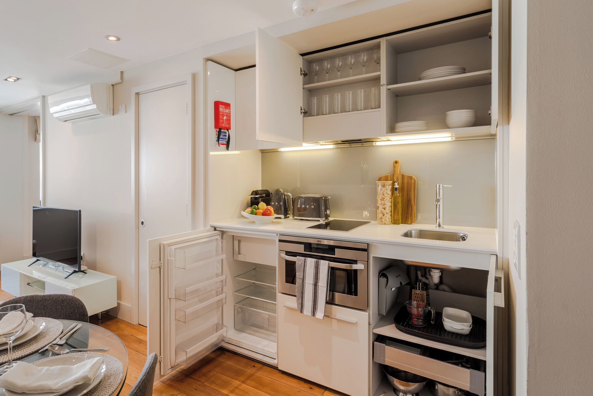 Fridge, oven, dishwasher, toaster