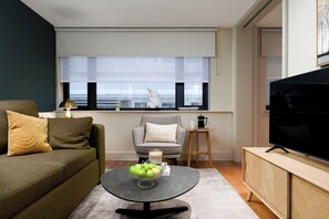 TV - Monument | 1 Bed Executive Apartment (R) (London)
