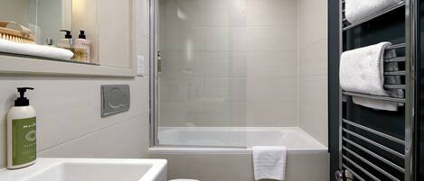 Dusche, Haartrockner, Handtücher