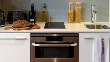 Kjøleskap, ovn, oppvaskmaskin og brødrister