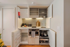 Fridge, oven, dishwasher, toaster