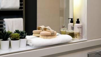 Dusj, hårføner og håndklær