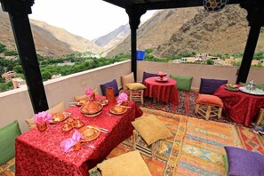 Outdoor dining - Atlas toubkal viow  (Marrakech)