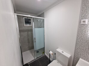 Dusche, Handtücher, Seife, Toilettenpapier
