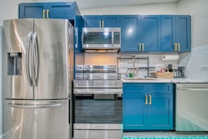 Fridge, microwave, oven, stovetop - 🦩The Flamingo🦩🌴Tropical Vibes & Cozy Nights 🌴 (Hiaelah)