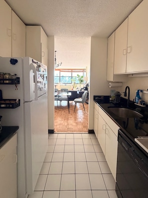 Mikrobølgeovn, ovn, kokeplater og oppvaskmaskin