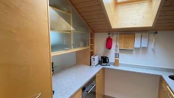 Apartment, Balcony, Mountain View | Private kitchen | Fridge, oven, stovetop, dishwasher