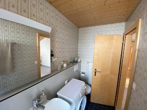 Apartment, Balcony, Mountain View | Bathroom | Hair dryer, towels, soap, shampoo - the nest- inspiringplaces Zermatt (Zermatt)