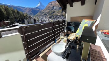 Apartment, Balkon, Bergblick | Verdunkelungsvorhänge, schallisolierte Zimmer, Bügeleisen/Bügelbrett