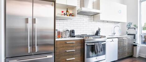 Fridge, oven, stovetop, coffee/tea maker