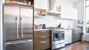 Réfrigérateur, un four, surface de cuisson, cafetiÚre-théiÚre