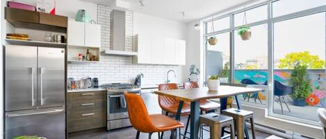 Fridge, oven, stovetop, coffee/tea maker