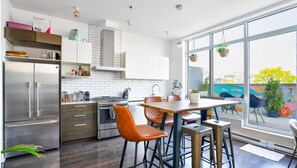 Refrigerador, horno, parrilla de estufa y cafetera y tetera