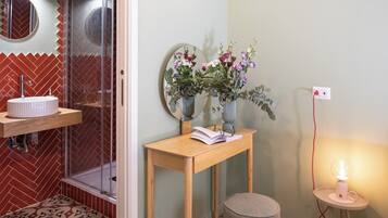 Deluxe-Zimmer, Balkon, Stadtblick | Italienische Bettbezüge von Frette, hochwertige Bettwaren