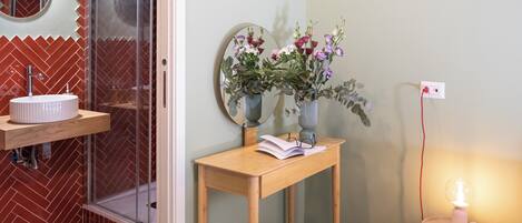 Deluxe kamer, balkon, uitzicht op stad | Italiaanse Frette-lakens, luxe beddengoed, donzen dekbedden