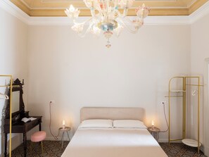 Deluxe driepersoonskamer, balkon, uitzicht op de stad | Italiaanse Frette-lakens, luxe beddengoed, donsdekens