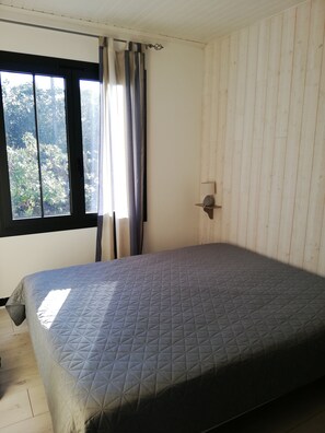 3 slaapkamers, een strijkplank/strijkijzer, gratis wifi, beddengoed