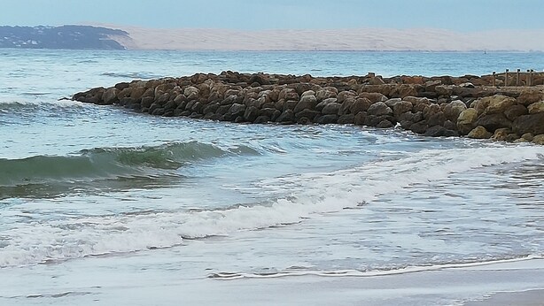 A beach with a rocky breakwater and calm waves. - Villa on the tip of the CAP FERRET peninsula (CAP FERRET)