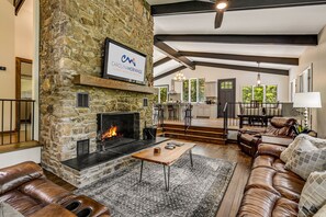 Smart TV, chimenea, futbolito y tenis de mesa 