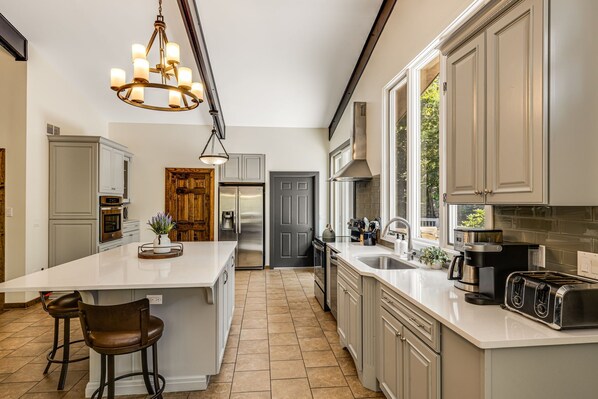 Kjøleskap, mikrobølgeovn, ovn og kokeplater