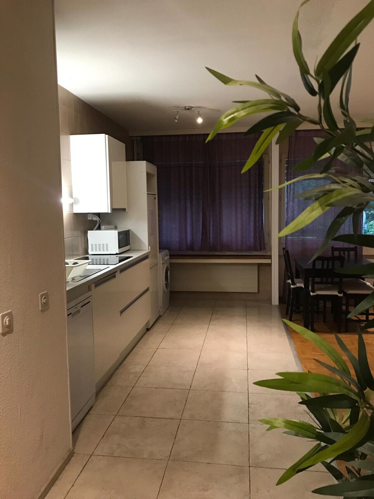 Horno, placa de cocina, utensilios de cocina y mesa de comedor