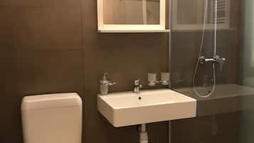 Een haardroger, handdoeken, toiletpapier