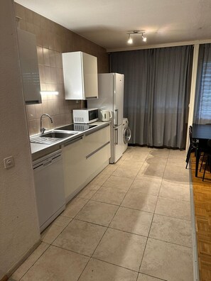 Oven, stovetop, cookware/dishes/utensils, dining tables