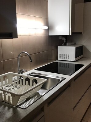 Four, plaque de cuisson, batterie de cuisine, vaisselle et ustensiles