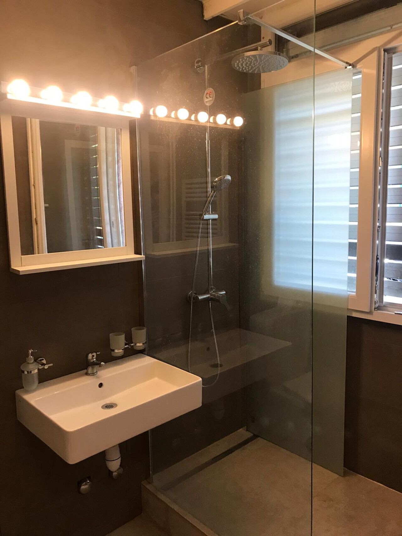 Een haardroger, handdoeken, toiletpapier