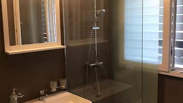 Een haardroger, handdoeken, toiletpapier