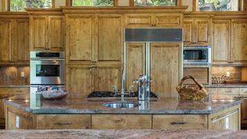 House, Multiple Beds, Hot Tub, Mountain View (Maison de Neige) | Private kitchen | Fridge, microwave, oven, stovetop