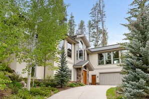 Exterior - Maison de Neige Breathtaking Mountain Stay for 8 w/ Hot Tub (Vail)