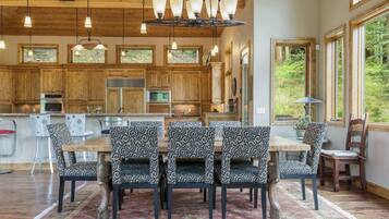 House, Multiple Beds, Hot Tub, Mountain View (Maison de Neige) | Dining