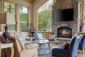 Rumah, Beberapa Tempat Tidur, hot tub, pemandangan gunung (Maison de Neige) | Area keluarga | TV dan perapian