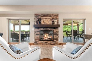 TV, lareira, pebolim, escritórios