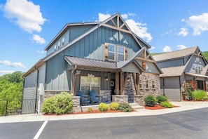 Exterior - Spacious 10 Bedroom by Lake! (Branson)