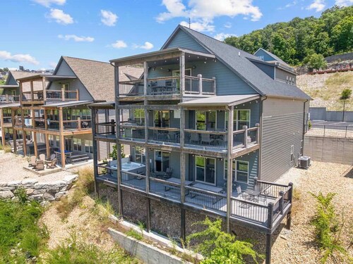 Spacious 10 Bedroom by Lake!