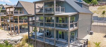 Spacious 10 Bedroom by Lake!