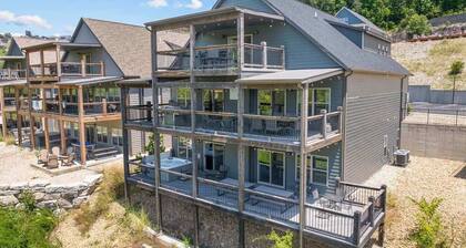 Spacious 10 Bedroom by Lake!
