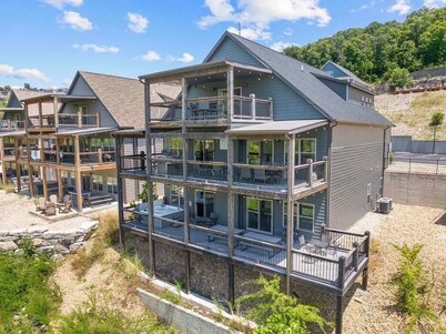 Spacious 10 Bedroom by Lake!