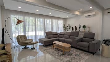 Bungalow, 6 Bedrooms, Accessible, Smoking | Living area