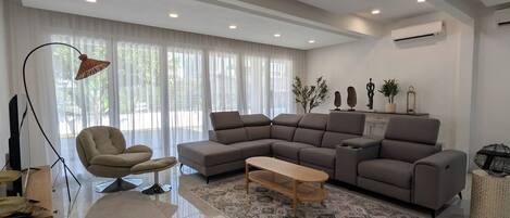 Bungalow, 6 Bedrooms, Accessible, Smoking | Living area