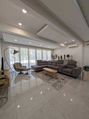 Bungalow, 6 Bedrooms, Accessible, Smoking | Living area